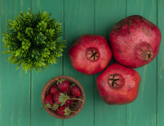 景观绿色墙上的草莓石榴俯瞰图水果顶级食品