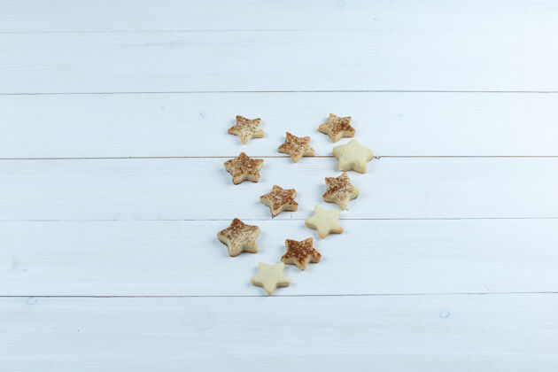 自制白色木板背景上的星星饼干高角度视图高烘焙饼干