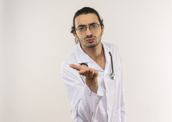 眼镜年轻的男医生戴着眼镜 穿着白色长袍 听诊器显示亲吻手势男人医生听诊器