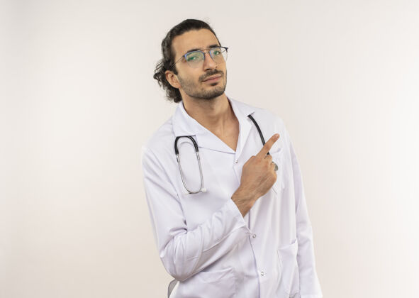 听诊器年轻的男医生戴着眼镜 穿着白袍 用听诊器指着旁边穿男性年轻