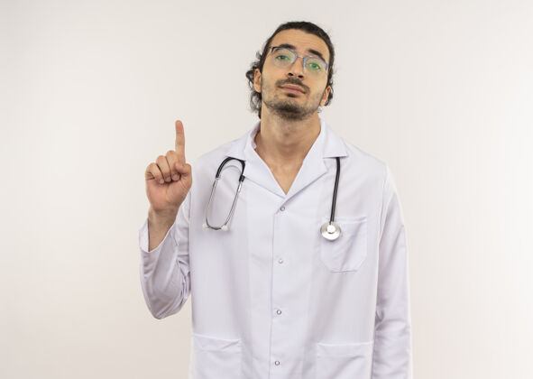 向上年轻的男医生戴着眼镜穿着白袍用听诊器指着上去眼镜男性指向