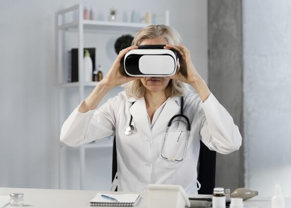 医学医生戴着虚拟现实护目镜虚拟现实虚拟现实医生