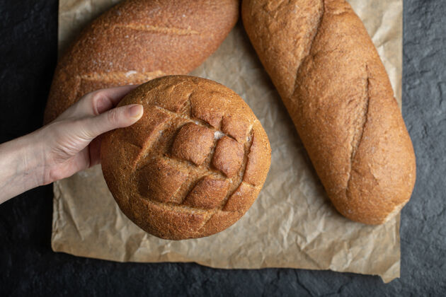 农业不同的面包女人手拿面包年份面包乡村