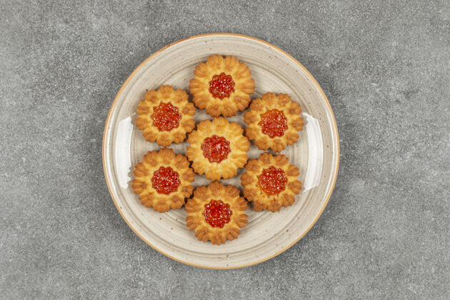 甜点陶瓷盘上有果冻的花形饼干饼干果酱美食