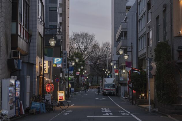 日本人们在街上行走的城市景色建筑透视图建筑