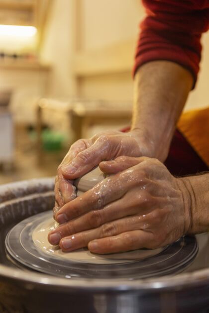 生活方式闭上双手做陶器创作创意艺术品