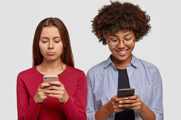 技术紧张的黑发女人横拍手持现代手机应用程序设备通知