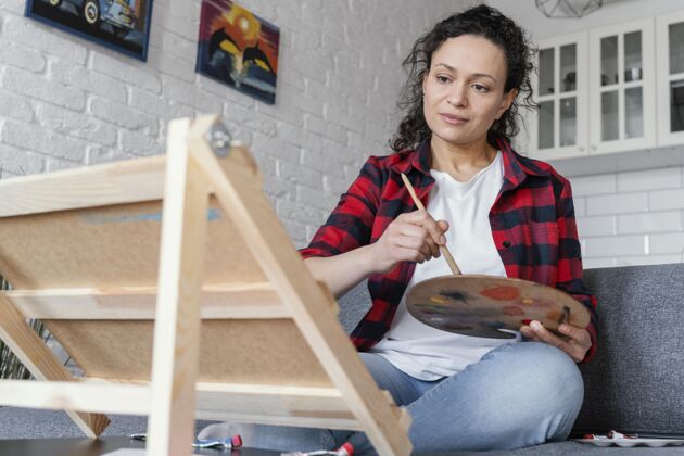 绘画中镜头女人在家画画室内艺术家生活方式