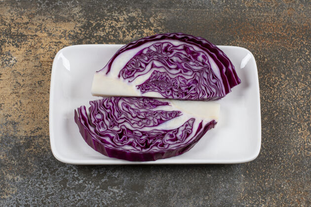 美味生的紫色卷心菜放在大理石表面的碗里美味健康有机