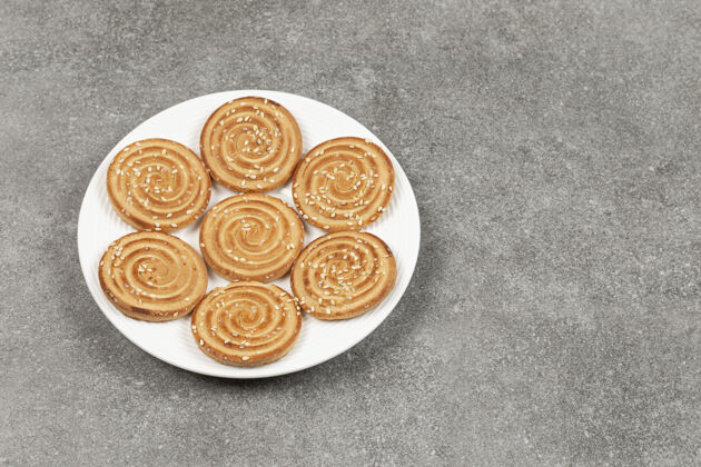脆一盘美味的圆饼干放在大理石表面黄油饼干脆