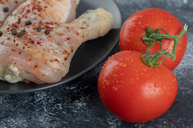 深新鲜的有机西红柿配鸡腿新鲜食谱烹饪