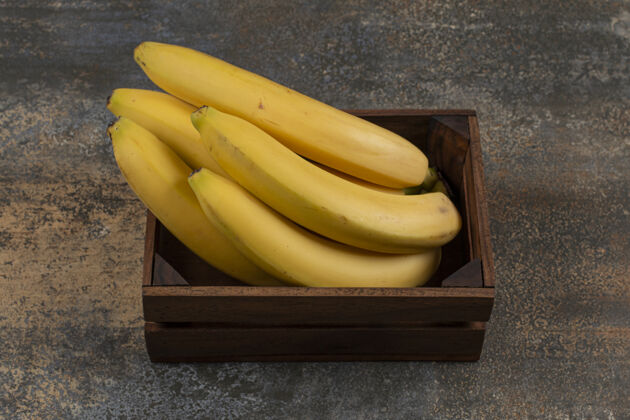 新鲜成熟的香蕉在盒子里 在大理石表面可口蔬菜有机