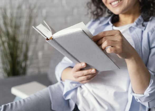 活动把笑脸女人和书合起来室内在家阅读