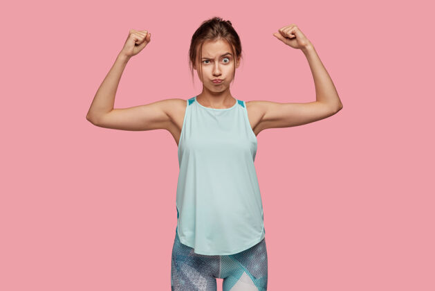 姿势健康运动女性的照片展示了肱二头肌和肌肉 举手情感骄傲吹嘘