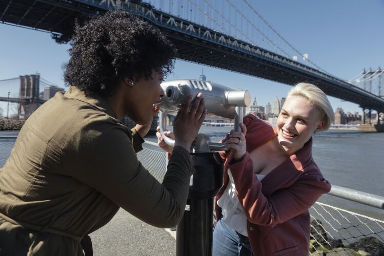 中镜头中枪女人玩得开心城市季节旅行