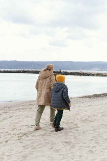 全图男孩和祖母在沙滩上全拍海边祖母家庭