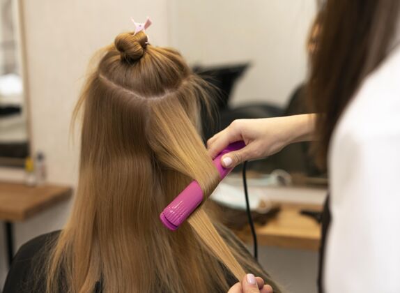 发型师美发师在沙龙给客户做发型护理工作专业