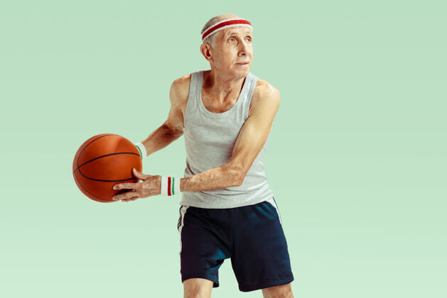 年龄穿运动服的老人在草地上打篮球男子运动活跃