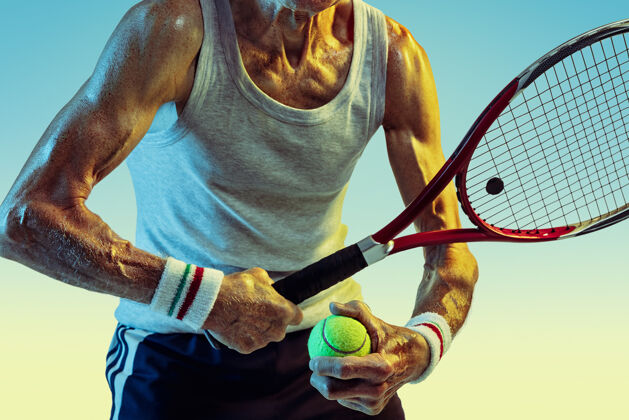 老年人穿运动服的老人在斜坡上打网球运动表情欢呼