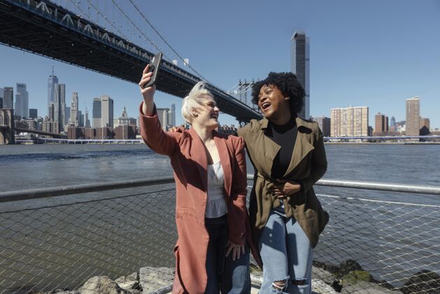 纽约中景快乐女人自拍朋友放松城市