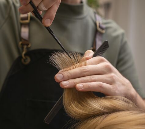 客户理发师在室内照顾客人的头发风格美发沙龙