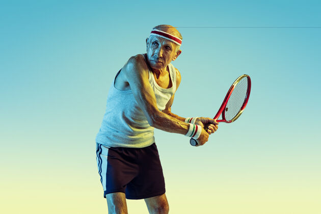 网球穿运动服的老人在斜坡上打网球发球球类运动