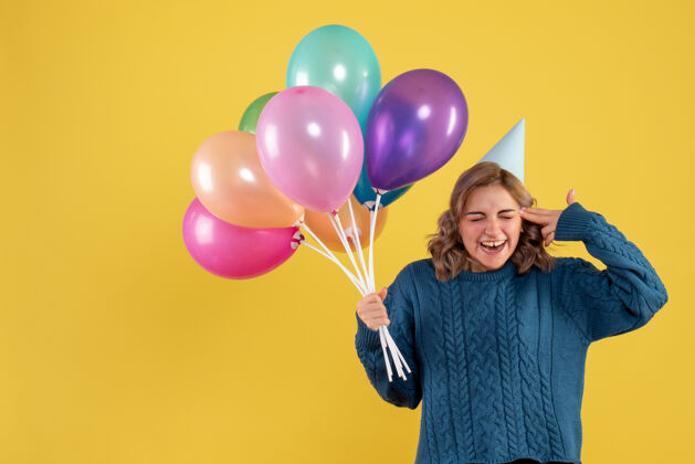 乐趣手持黄色气球的年轻女性气球举行生日