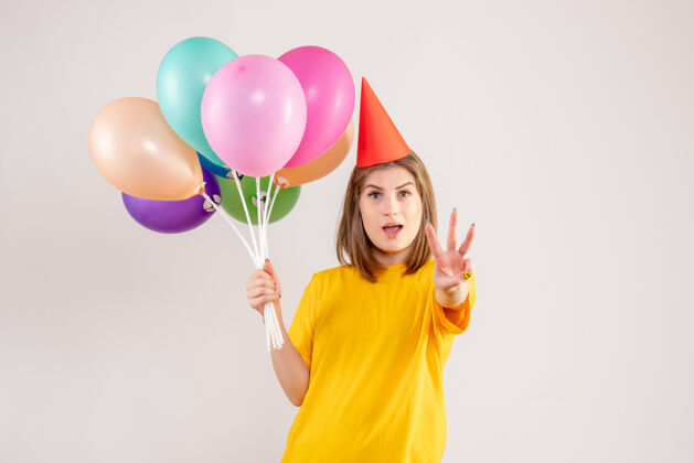 气球手持白色气球的年轻女子聚会吹情绪