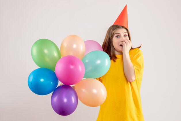 生日手持白色气球的年轻女子举行情感庆祝