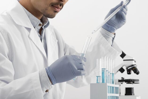 显微镜在实验室做实验的人近距离科学测试实验
