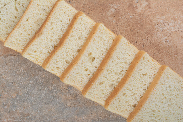 食品大理石背景上的白色烤面包片谷类切片美味