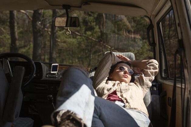 水平睡在货车里的女人中枪旅游面包车冒险