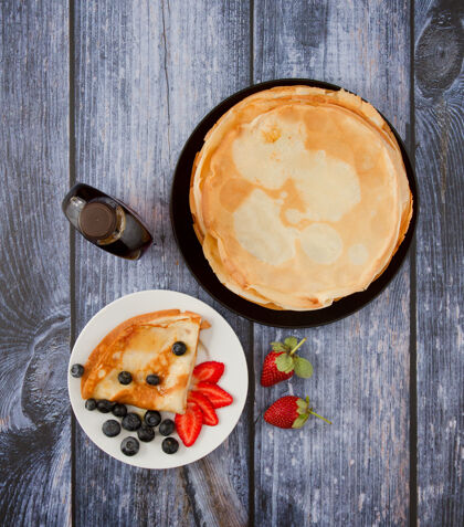 草莓浆果和糖浆薄饼的俯视图美食新鲜小吃