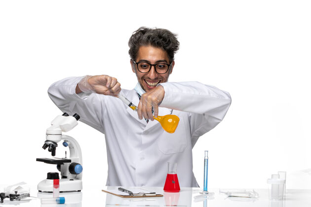 实验室正面图身着白色医疗服的中年科学家注射剂病毒男性注射