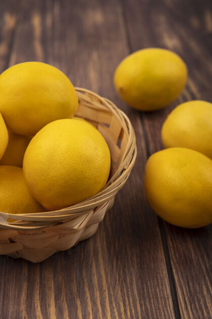 桶顶视图富含维生素c的柠檬桶上的柠檬隔离在木墙上厨房顶部水果