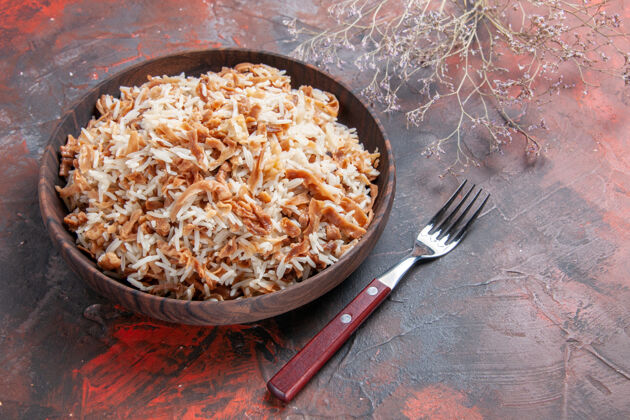 食物前视图米饭与面团片上黑暗的地板照片菜餐黑暗的食物锅煎锅午餐