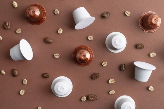 平放俯瞰咖啡豆和咖啡胶囊芳香胶囊顶视图