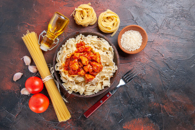 营养品俯视图煮熟的面团 米饭和酱肉放在深色面团盘上宴会美味顶部