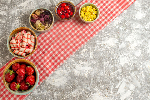 糖果顶视图新鲜草莓和糖果 表面白色糖果甜水果新鲜草莓水果晚餐