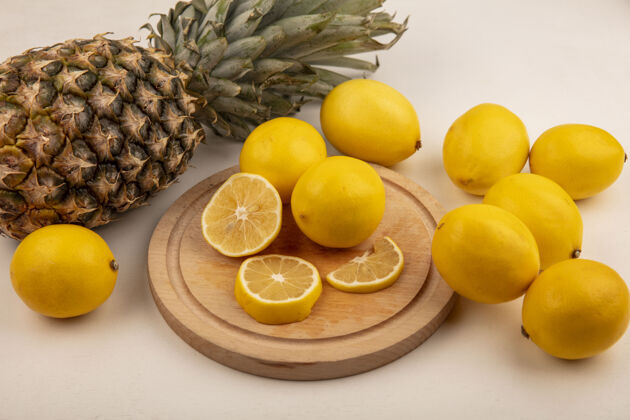 水果新鲜柠檬片在木制厨房板上的俯视图 菠萝和柠檬被隔离在白色的墙上景观木材切片