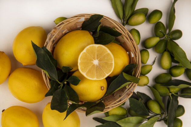 切片桶上圆形柠檬的俯视图 白色墙壁上孤立着金盏花桶配料食品