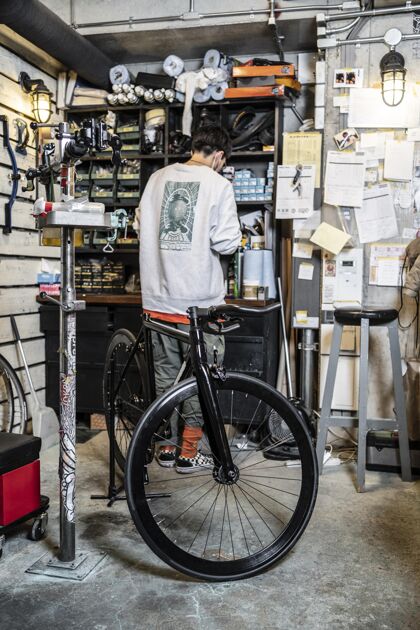 业务在自行车店开枪的人职业垂直全拍摄