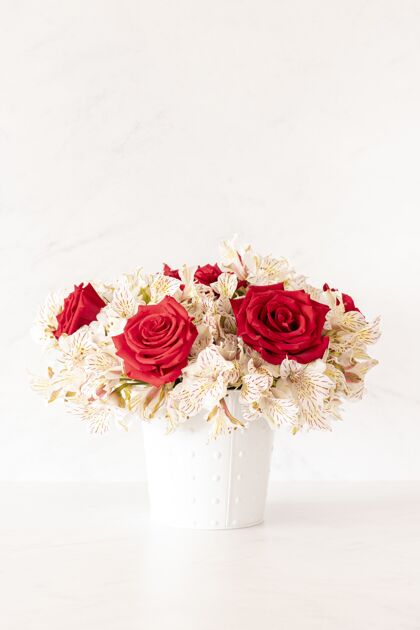 花园垂直拍摄一个美丽的花束与红玫瑰和百合花在一个盒子里叶花开花