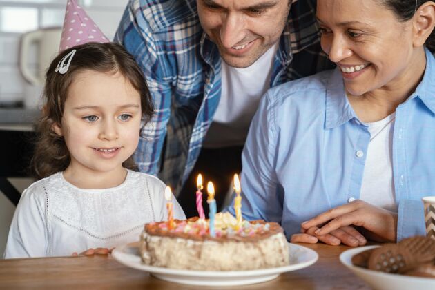 孩子家人用蛋糕庆祝生日庆祝在家水平