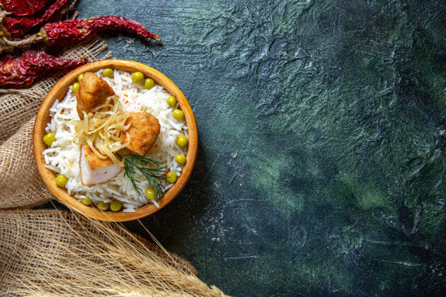 食物在黑暗的桌子上俯瞰美味的煮米饭和绿豆肉水平玻璃视野