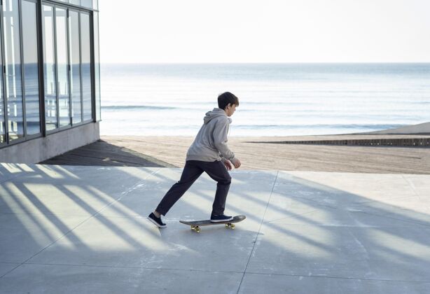 溜冰十几岁的男孩玩滑板运动滑板青少年