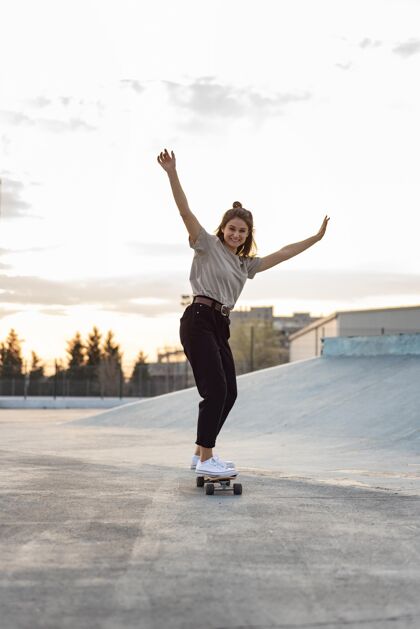 女人带滑板的肖像女人年轻人滑板滑板