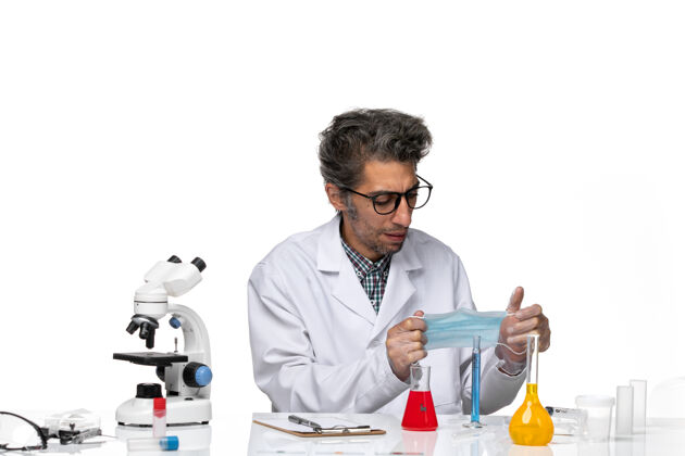 人正面图中年科学家穿着医疗服拿着口罩男性实验室外套实验室