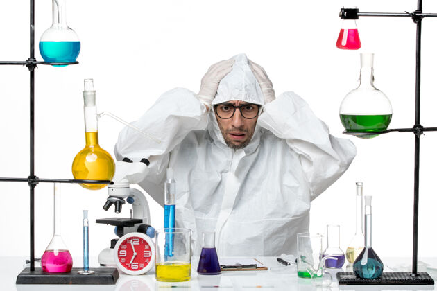 人正面图穿着特殊防护服的男科学家坐在那里紧张不安实验坐实验室外套