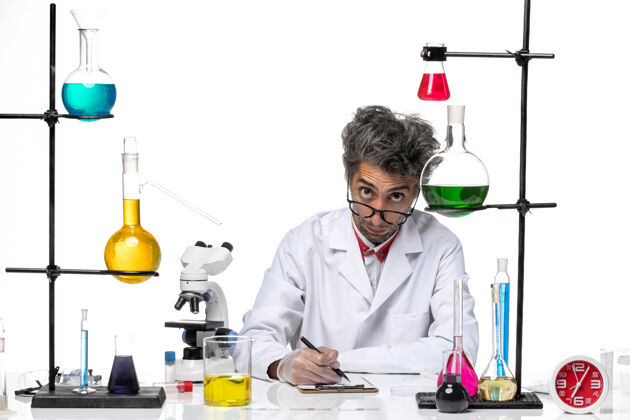 病毒正面图身着白色医疗服的中年化学家在写笔记科学人视图